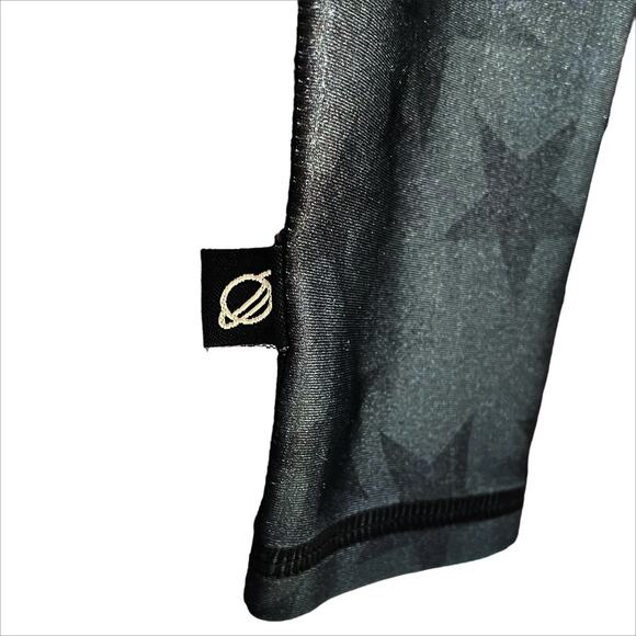 TEREZ NWT Hi-Shine Leggings Metal Gray/Black Star Print Size XS Made in NYC - Picture 6 of 8